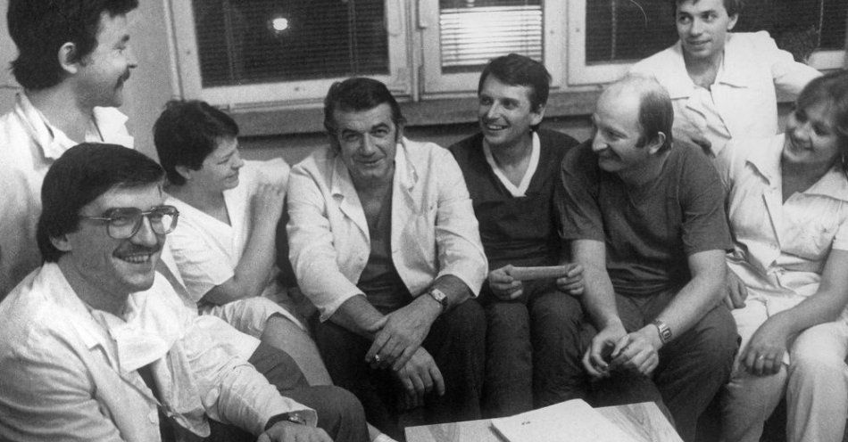 zdjęcie: Prof. A. Bochenek: pierwszy w Polsce udany przeszczep serca trwał ponad dwie godziny / Zabrze 05.11.1985. Wojewódzki Ośrodek Kardiologii (Śląskie Centrum Chorób Serca). Pierwszy w Polsce udany przeszczep serca, przeprowadzony 5 listopada 1985 r. przez zespół lekarzy pod kierunkiem dr. hab. Zbigniewa Religę u 62-letniego pacjenta Józefa Krawczyka. Na zdjęciu: dr Bogusław Ryfiński (L, u dołu), dr Bogusław Kominek (L, u góry), pielęgniarka Patrycja Czerwińska-Dziemian (2L), Zbigniew Religa (C), dr Andrzej Bochenek (4P), dr Jerzy Włoczyk (3L), pielęgniarka Ewa Łubek-Wilczewska (P).
mo