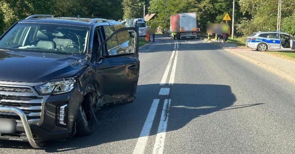 zdjęcie: Wypadek na łuku drogi w Miłochowicach – samochód osobowy zderzył się z TIR-em / fot. KPP w Miliczu