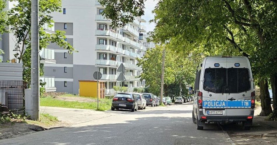 zdjęcie: Policjanci pracowali na miejscu znalezienia niewybuchu / fot. KMP w Olsztynie