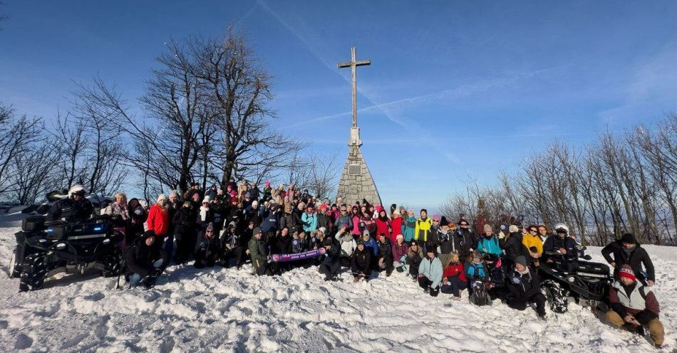 zdjęcie: Ponad 200 policjantek w wędrówce na Ślężę / fot. KPP w Głogowie