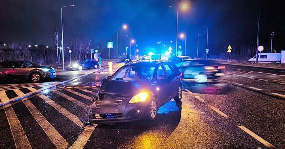 zdjęcie: Chcesz na drodze zawrócić? Wykonaj manewr prawidłowo i upewnij się, że możesz to zrobić bezpiecznie / fot. KMP w Wałbrzychu