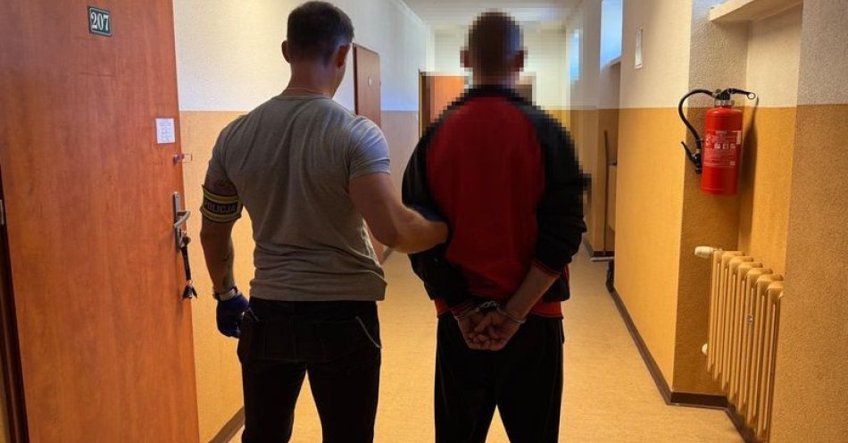 zdjęcie: Sprawcy rozboju oraz paser w rękach policjantów. Niebawem odpowiedzą za swoje czyny. / fot. KMP w Słupsku