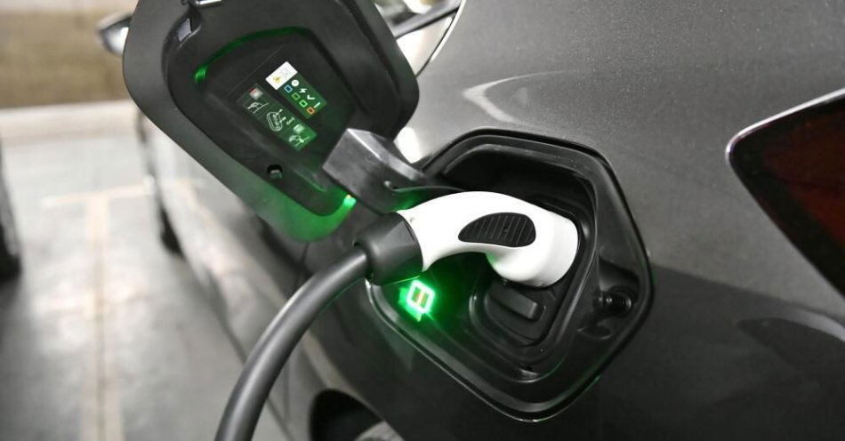 zdjęcie: W Polsce zarejestrowano ponad 100 tys. aut całkowicie elektrycznych / fot. PAP