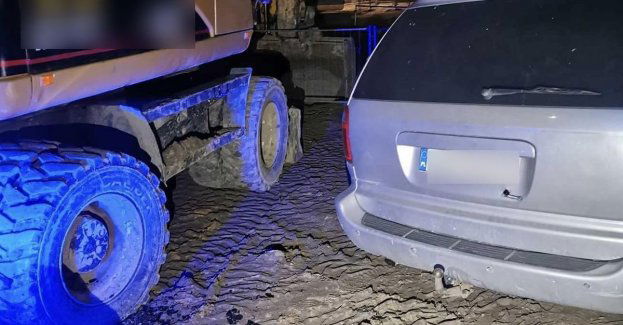 Nietrzeźwy kierowca doprowadził do kolizji z koparką