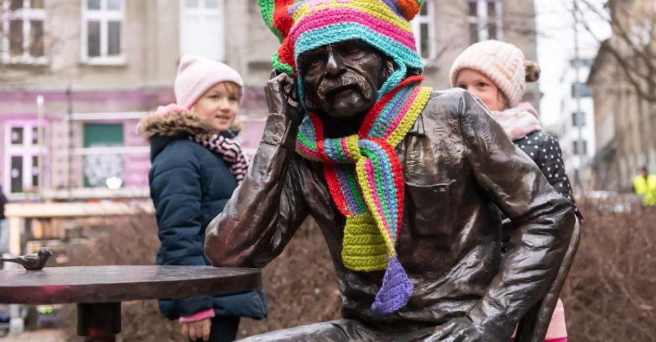 zdjęcie: Po raz kolejny skradziono czapkę i szalik z pomnika Bohdana Smolenia / fot. PAP