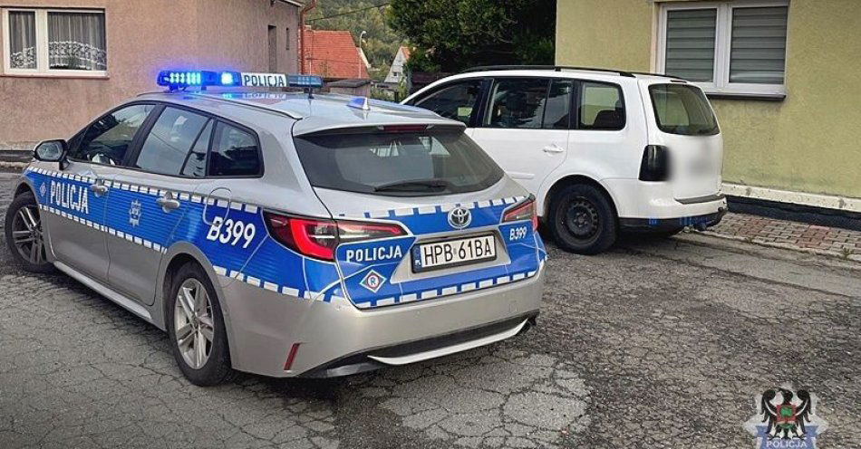 zdjęcie: Tym razem dwóch zatrzymanych kierujących na sądowych zakazach. Jeden z nich znajdował się pod wpływem alkoholu / fot. KMP w Wałbrzychu