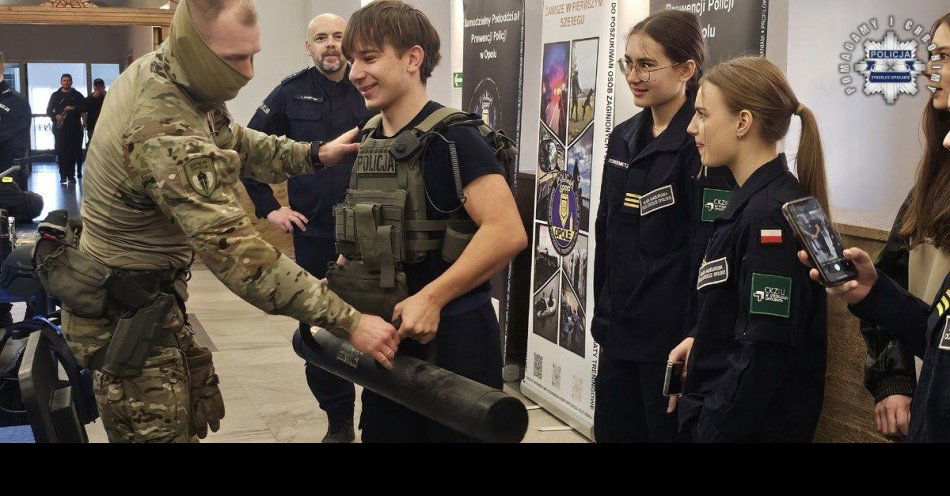 zdjęcie: Uczniowie ze Strzelec Opolskich na Dniach Otwartych Policji w Opolu / fot. KPP Strzelce Opolskie