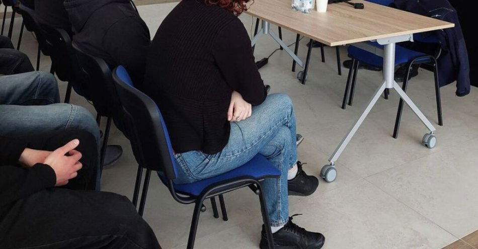 zdjęcie: Funkcjonariusze uczą młodzież z Chełma bezpieczeństwa na drodze / fot. KMP Chełm