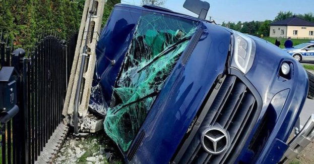 Stracił panowanie nad busem i uderzył w słup energetyczny