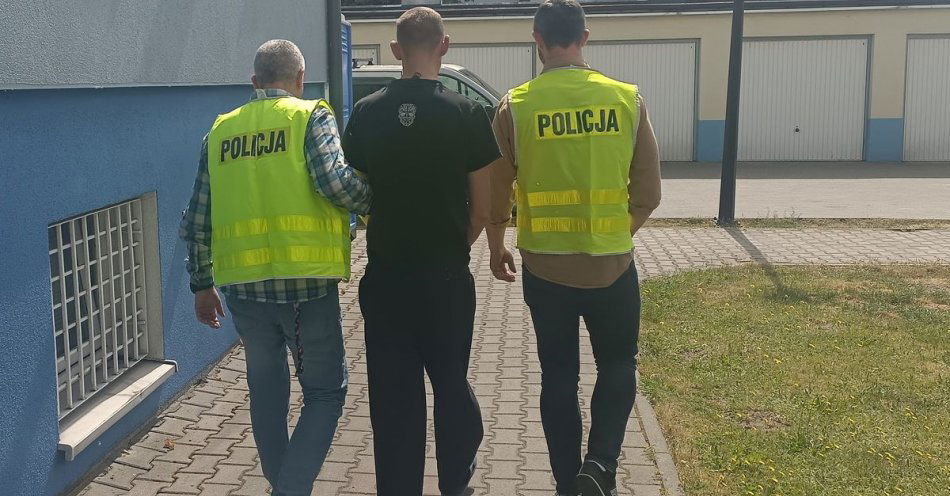 zdjęcie: Oprawca psa w rękach brodnickich policjantów. Funkcjonariusze dziękują za liczne sygnały i telefony / fot. KPP Brodnica