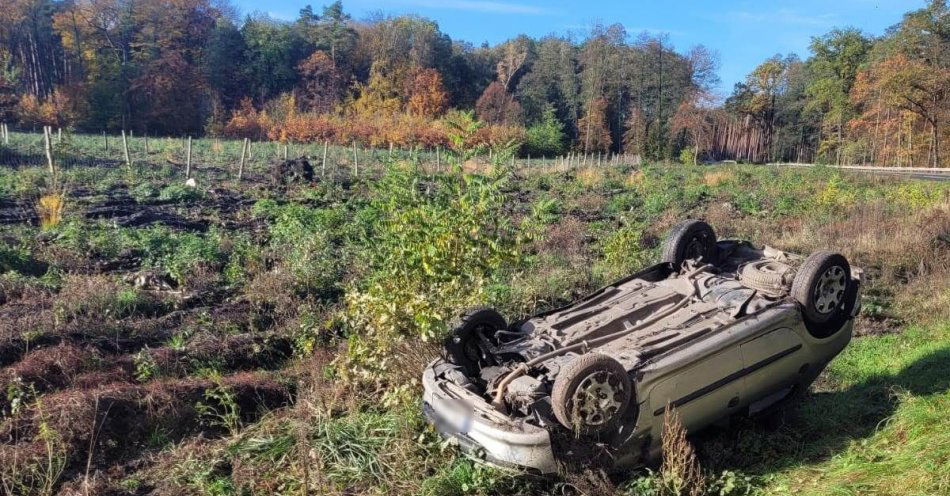 zdjęcie: Powodowo - Jazda zakończona dachowaniem / fot. KPP Wolsztyn