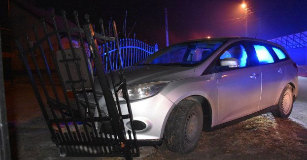 Nietrzeźwy sprawca kolizji zasnął w aucie. Kolejny zakończył jazdę na ogrodzeniu