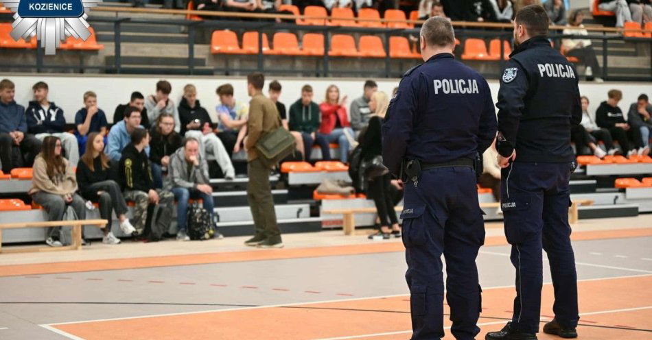 zdjęcie: Policja rozmawiała z młodzieżą o bezpieczeństwie w Garbatce Letnisku / fot. KPP w Kozienicach