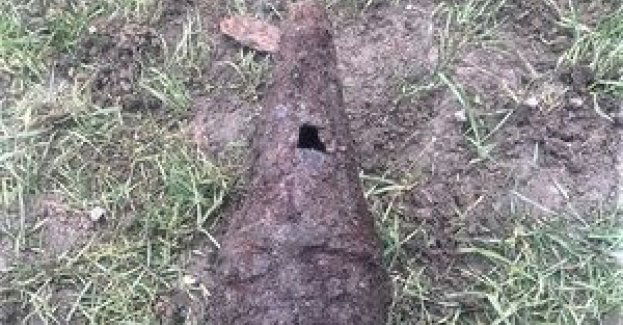 Policjanci pilnują niewybuchu