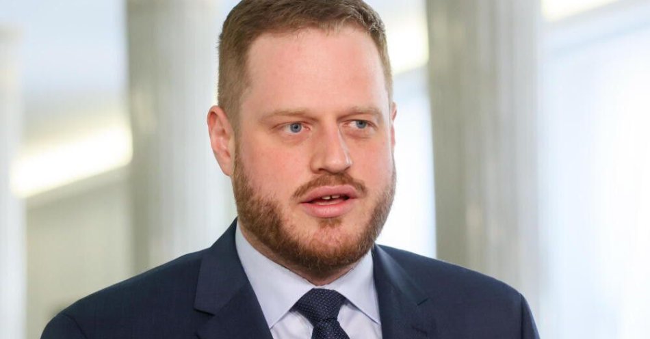 zdjęcie: Cieszyński: umowę na zakup szczepionek podpisała KE; nie mieliśmy możliwości negocjacji / Warszawa, 26.05.2023. Minister cyfryzacji Janusz Cieszyński podczas konferencji prasowej w Sejmie w Warszawie, 26 bm. (ls/doro) PAP/Leszek Szymański