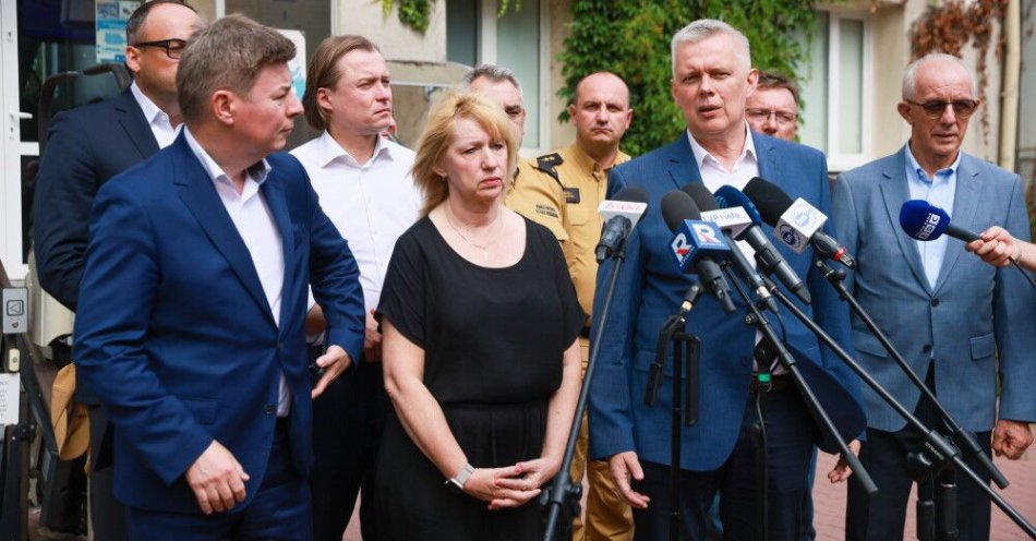 zdjęcie: Wojewoda działa, by pomoc poszkodowanym w pożarze w Ząbkach trafiła do nich w sobotę / fot. PAP