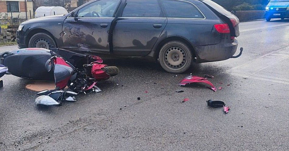 zdjęcie: Audi zderzyło się z motocyklem w Ustrobnej, ranny 75 letni motocyklista / fot. KMP w Krośnie