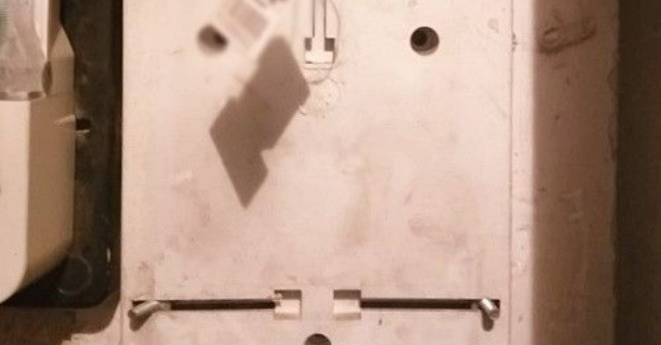 zdjęcie: Czworo zatrzymanych za nielegalny pobór prądu / fot. KMP w Wałbrzychu