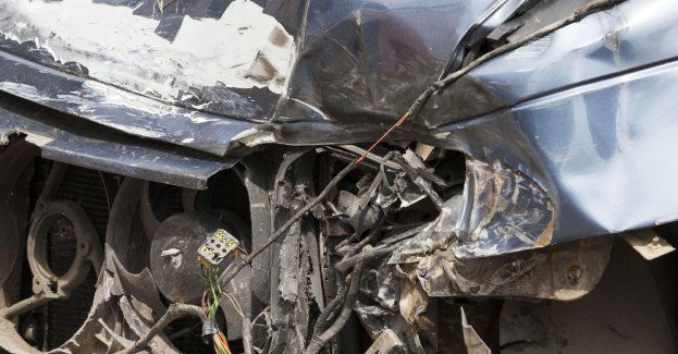 Podczas wyprzedzania dwóch mężczyzn wypadło z auta - obaj zginęli