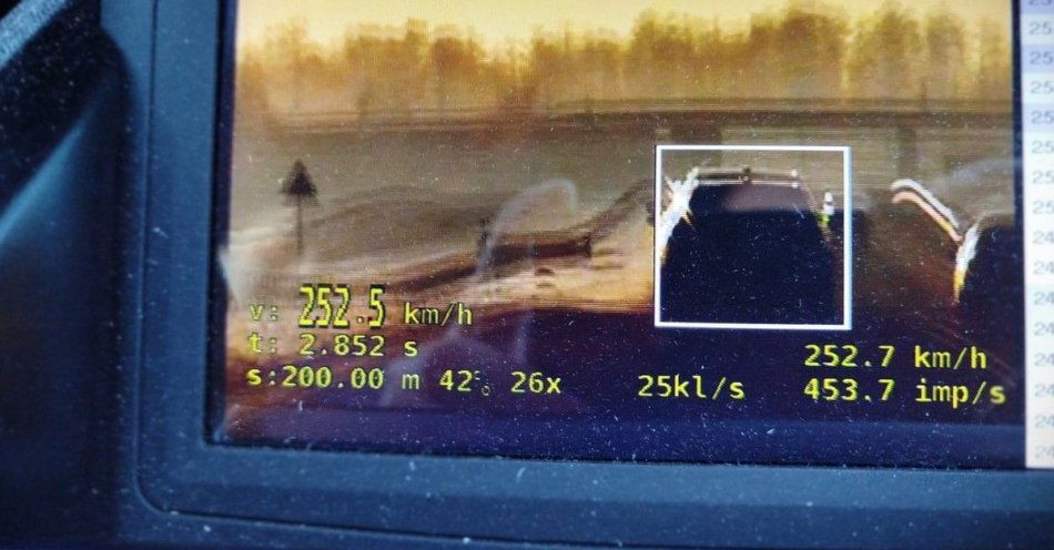 zdjęcie: 252 km/h na obwodnicy. Kierowca: spieszyłem się na samolot / fot. KPP w Mławie Pomiar wykazał 252 km/h na odcinku, gdzie dopuszczalna prędkość wynosi 120 km/h.