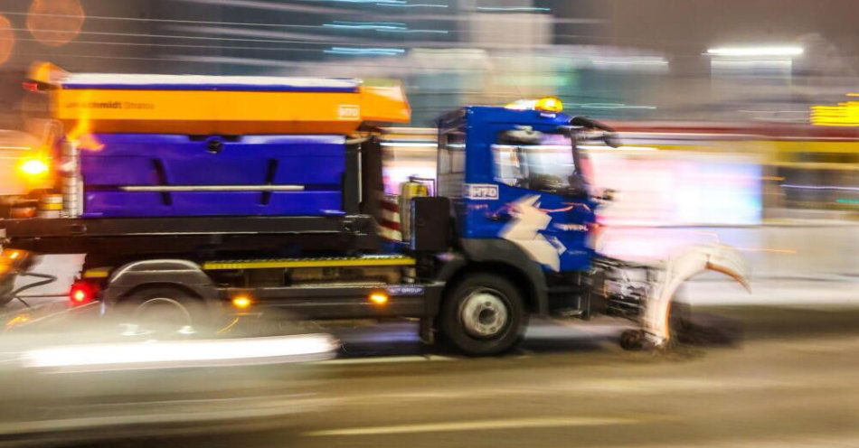 zdjęcie: 170 posypywarek na stołecznych ulicach - pada śnieg / Warszawa, 20.01.2024. Ulice Warszawy po opadach śniegu, 20 bm. Zarząd Oczyszczania Miasta ogłosił akcję ALFA. Wszystkie posypywarki wyjechały na te ulice, którymi kursują autobusy miejskie. (sp/zkoc) PAP/Szymon Pulcyn