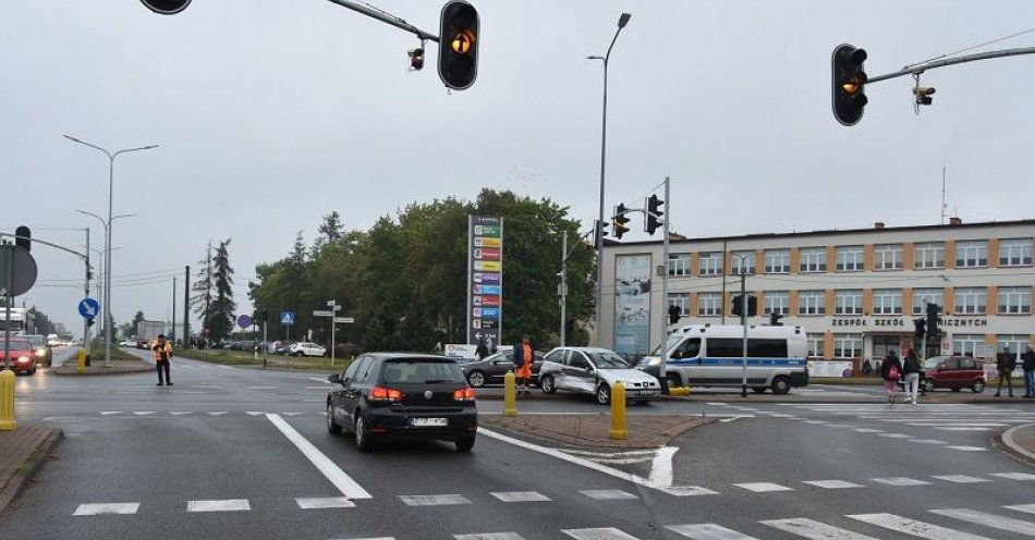 zdjęcie: Policjanci pracowali przy zderzeniu osobówki z samochodem ciężarowym, jedna osoba została pokrzywdzona / fot. KPP w Człuchowie
