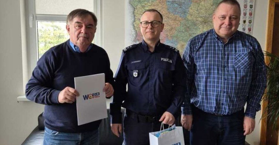zdjęcie: WORD w Pile przekazał chodzieskiej Policji nowy sprzęt / fot. KPP Chodzież