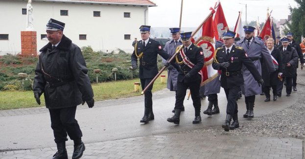 Strażacka pielgrzymka w Hebdowie z udziałem policji