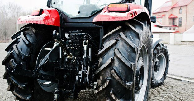 18-letni kierowca ciągnika, nietrzeźwy i bez prawa jazdy doprowadził do kolizji drogowej.