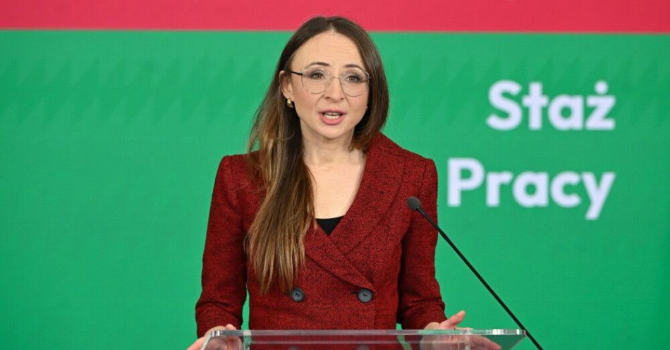 zdjęcie: Szefowa MRPiPS: z wolnej Wigilii skorzysta ok. 13 mln Polaków; na przestrzeganiem prawa czuwa PIP / Warszawa, 23.12.2025. Minister rodziny, pracy i polityki społecznej Agnieszka Dziemianowicz-Bąk podczas briefingu prasowego „Wigilia po raz pierwszy wolna od pracy oraz kolejne przełomowe zmiany od 1 stycznia”, 23 bm. w siedzibie MRPiPS w Warszawie. (mr) PAP/Radek Pietruszka