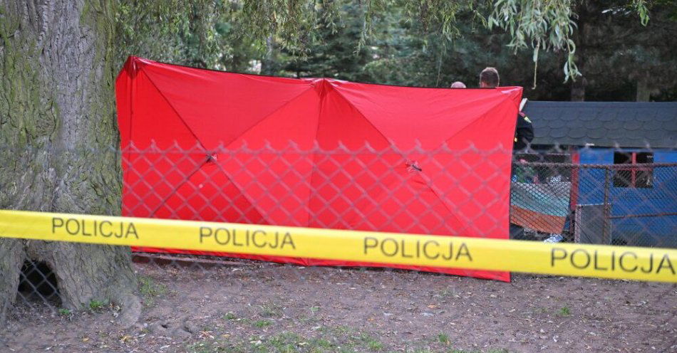 zdjęcie: Siedem osób odpowie przed sądem ws. śmierci 4-latka w przedszkolu w Zabierzowie / Zabierzów, 28.09.2023. Służby pracujące na miejscu śmiertelnego wypadku w Zabierzowie, 28 bm. 4-letni chłopiec  podczas pobytu w przedszkolu wpadł do studni z wodą. Pomimo reanimacji podjętej przez ratowników i strażaków dziecko zmarło. (ad)PAP/Art Service ***Zdjęcie do depeszy PAP pt. Małopolskie/ Zmarło 4-letnie dziecko, które w przedszkolu wpadło do studni***