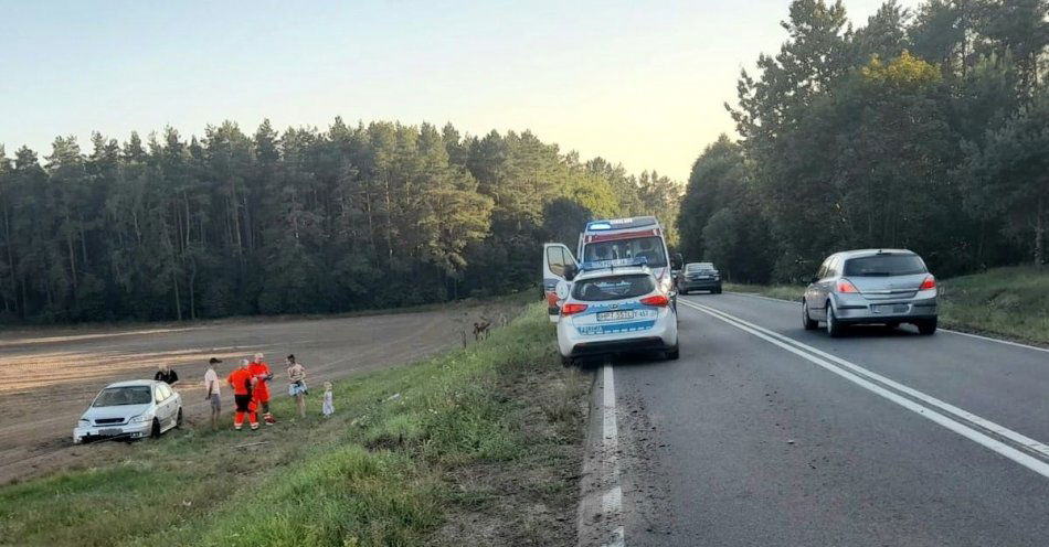 zdjęcie: Podróż oplem zakończona w przydrożnym rowie / fot. KPP w Nidzicy