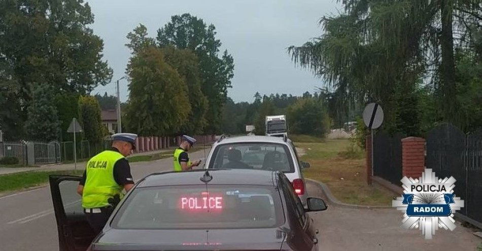 zdjęcie: Mrugał światłami ostrzegając innych kierowców przed policyjną kontrolą. Trafił na nieoznakowany radiowóz / fot. KMP w Radomiu