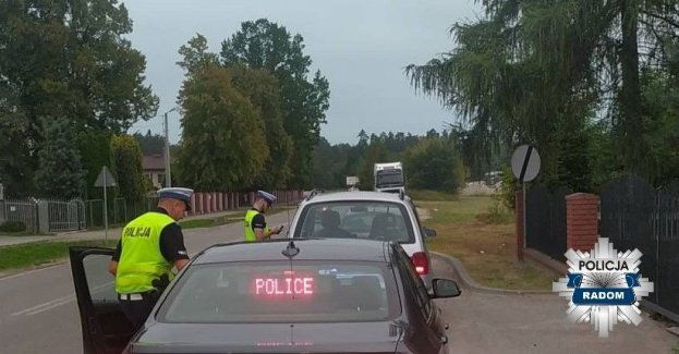 Mrugał światłami ostrzegając innych kierowców przed policyjną kontrolą. Trafił na nieoznakowany radiowóz