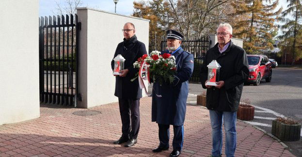 Komendant i prezydent oddali hołd pomordowanym policjantom
