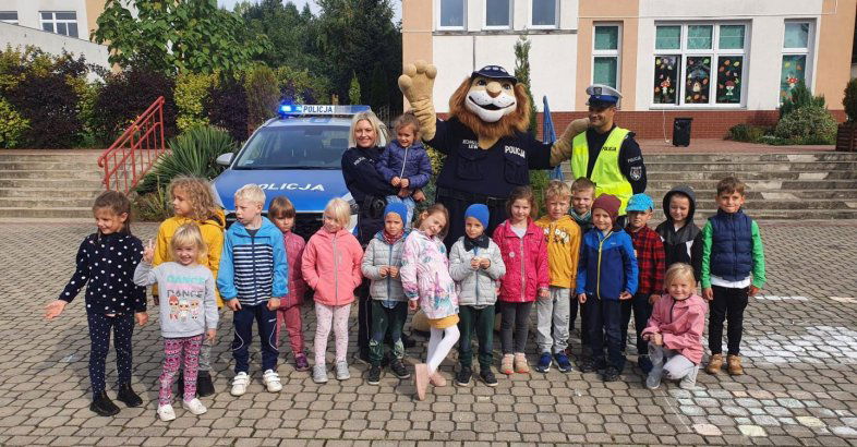 zdjęcie: Dzielnicowy z Gminy Świdnica uczyli jak bezpiecznie poruszać się po drogach / fot. nadeslane