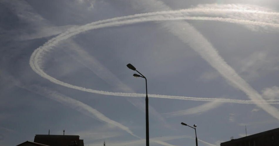 zdjęcie: DORSZ: w woj. podlaskim ograniczenia w części przestrzeni powietrznej dla ruchu cywilnego / Olsztyn, 24.02.2022. Smugi kondensacyjne nad Olsztynem, 24 bm. lecącego na wschód  samolotu, który zawrócił z kursu. Z uwagi na bieżące wydarzenia na Ukrainie i zamknięcie przestrzeni powietrzne, dzisiaj linie WizzAir zawiesiły wszystkie operacje lotnicze. Dzisiaj nad ranem prezydent Rosji Władimir Putin ogłosił w telewizyjnym wystąpieniu rozpoczęcie 