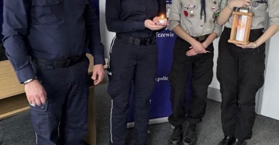 zdjęcie: Betlejemskie Światełko Pokoju rozświetliło tczewską policję / fot. KPP w Tczewie