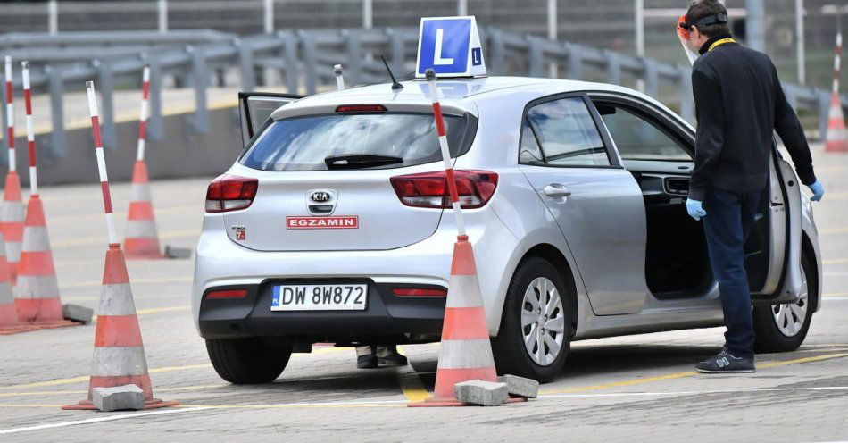 zdjęcie: Tymczasowe elektroniczne prawo jazdy to rozwiązanie, na które czekają wszyscy kandydaci / fot. PAP