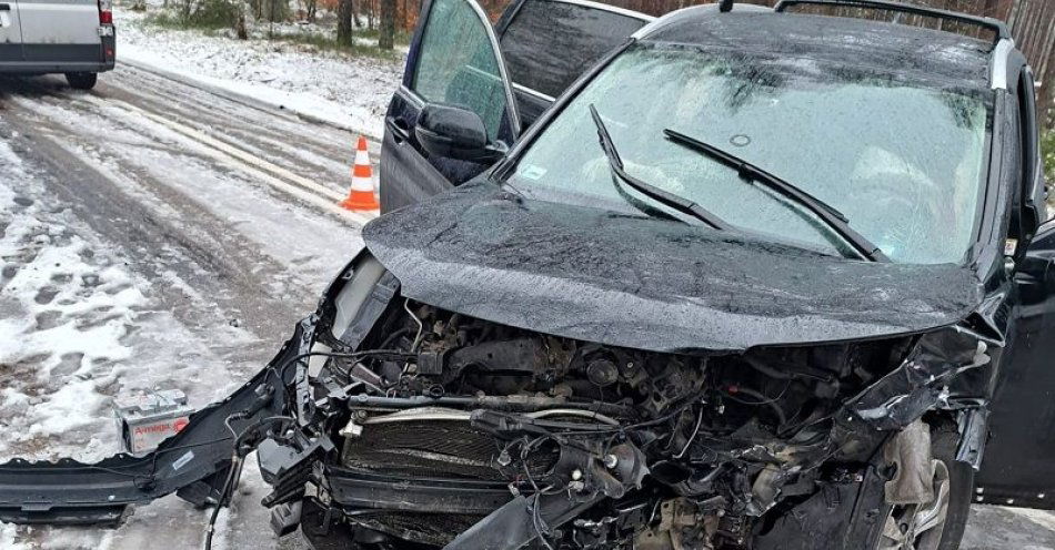zdjęcie: Policjanci pracowali przy zderzeniu samochodów marki BMW i Honda na skrzyżowaniu pod Koczałą. Dwie osoby zostały poszkodowane. / fot. KPP w Człuchowie