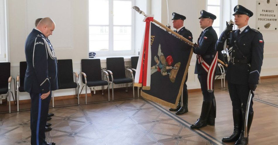 zdjęcie: Stołeczna Policja uhonorowała funkcjonariuszy w Święto Niepodległości / fot. Komenda Stołeczna Policji Uroczysta zbiórka z okazji Narodowego Święta Niepodległości