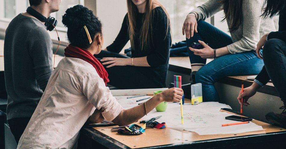 zdjęcie: Przy malejącej liczbie studentów trzeba rozważać łączenie uczelni / pixabay/2557396