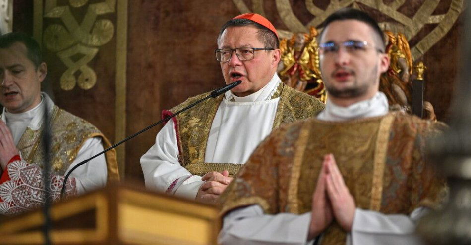 zdjęcie: Metropolita krakowski: pokój się rodzi na poziomie serca; nie wymusi się go bronią / Kraków, 24.12.2025. Metropolita krakowski kard. Grzegorz Ryś podczas pasterki w Katedrze na Wawelu w Krakowie, w nocy z 24 na 25 bm. Pasterka upamiętnia oczekiwanie i modlitwę pasterzy zmierzających do Betlejem. W Polsce jest jedną z najważniejszych świątecznych tradycji. (mr) PAP/Art Service