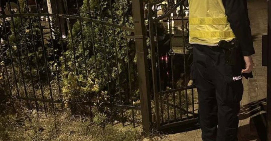 zdjęcie: Więcej patroli przy cmentarzach zapewnia spokój odwiedzających / fot. KPP w Pucku