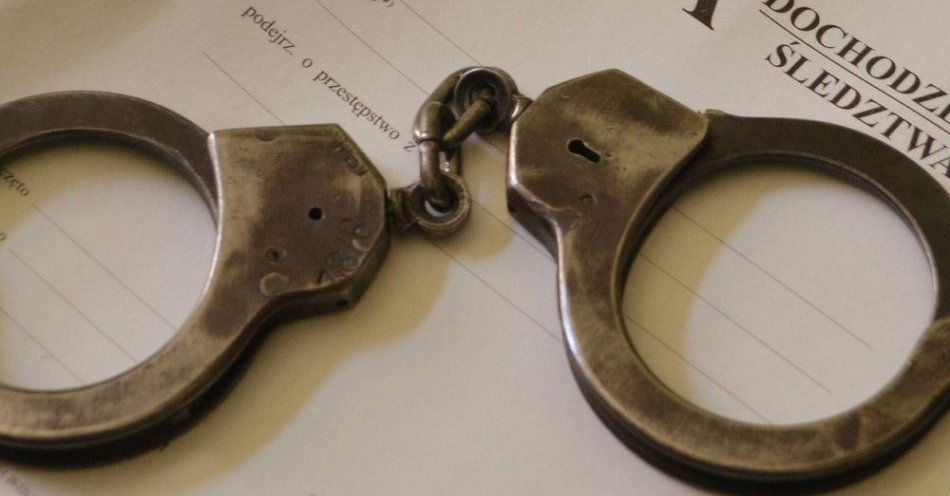 zdjęcie: Poszukiwany przyszedł do komendy z narkotykami / fot. KPP w Żninie Akta z kajdankami