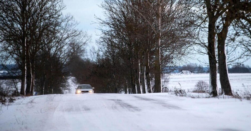 zdjęcie: Ostatniej doby strażacy 89 razy interweniowali w związku z opadami śniegu / Złotoria, woj. podlaskie, 03.01.2026. Samochody na zaśnieżonej drodze powiatowej Białystok - Tykocin. PAP/Michał Zieliński