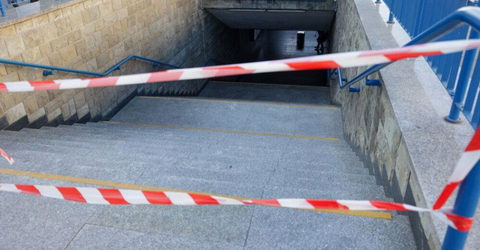 zdjęcie: Utrudnienia na linii metra M1; kursuje w pętlach / fot. PAP