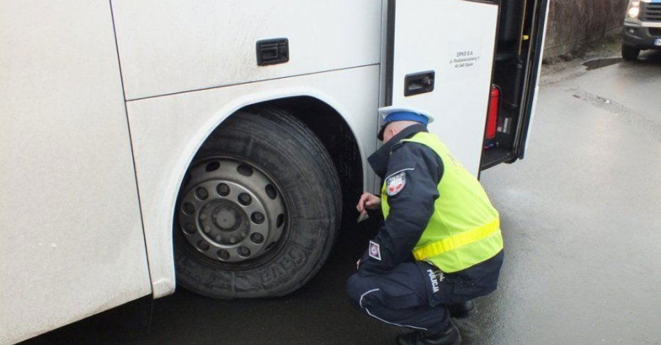 zdjęcie: Punkt kontroli autokarów! Jeśli wyruszasz na zimowy wypoczynek autokarem, pierwszy postój zrób w policyjnym punkcie kontroli / fot. KPP w Świdnicy