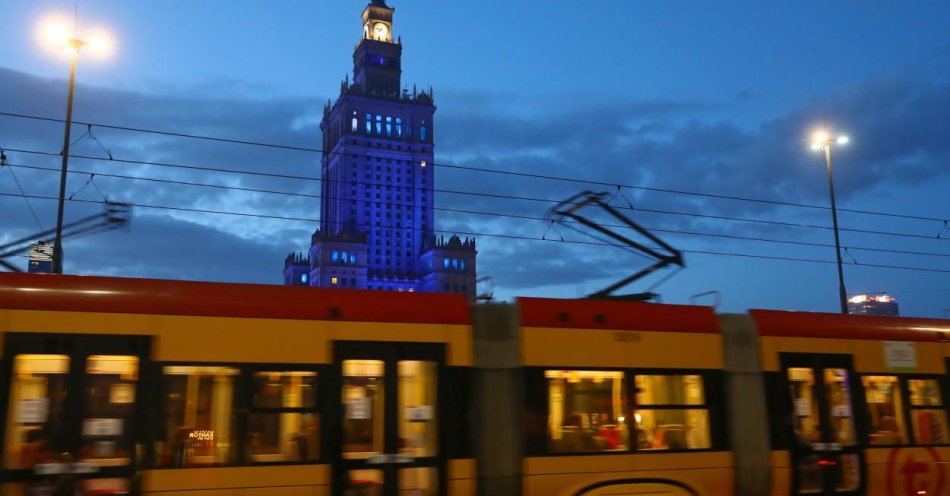 zdjęcie: W Dniu Dziecka Zaginionego stolica rozświetli się na niebiesko / fot. PAP