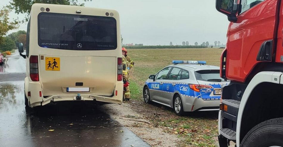 zdjęcie: Zderzenie osobówki z autobusem na drodze krajowej nr 62 / fot. KPP w Radziejowie